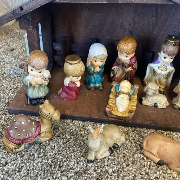 1970s Trimmings Etc Porcelain religious thirteen piece Christmas nativity - Picture 10 of 14